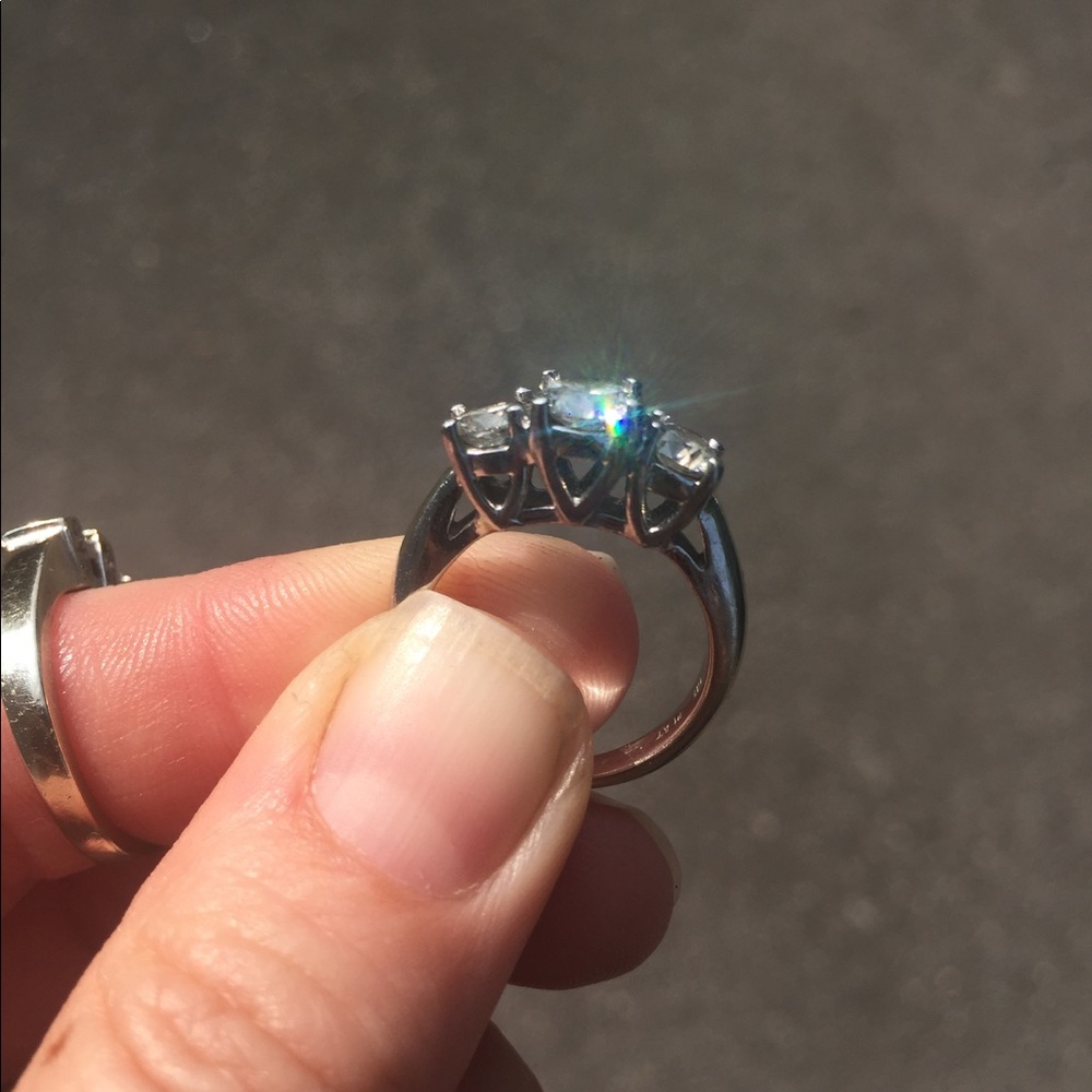 3 LEO Diamond Ring