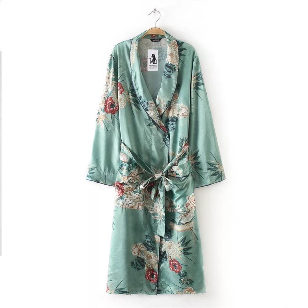 Foxy 5 🌟Fave! Green Floral Satin Kimono Robe - Picture 3 of 7