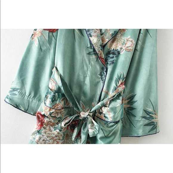 Foxy 5 🌟Fave! Green Floral Satin Kimono Robe - Picture 4 of 7