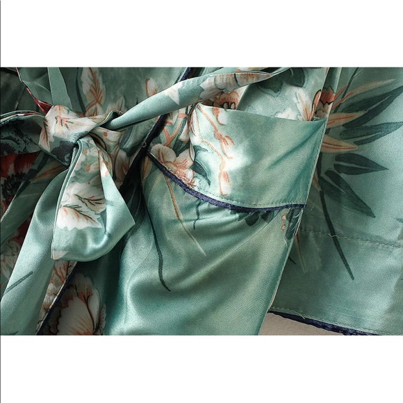 Foxy 5 🌟Fave! Green Floral Satin Kimono Robe - Picture 5 of 7