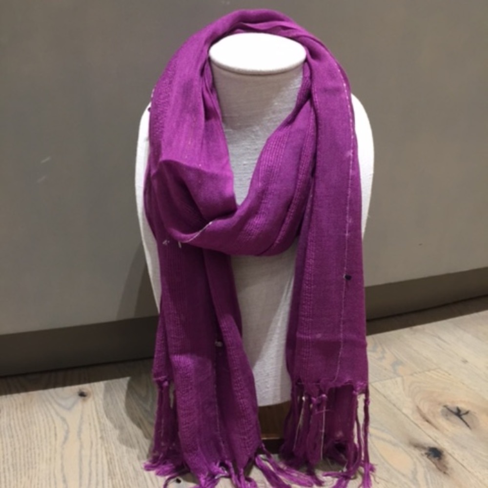 Scarf with detailed sequences