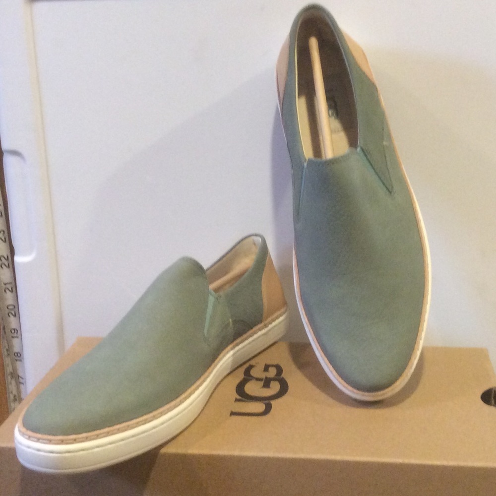 NIB ! UGG Australia Adley Slip-On - Picture 3 of 6