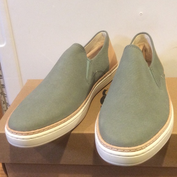 NIB ! UGG Australia Adley Slip-On - Picture 4 of 6