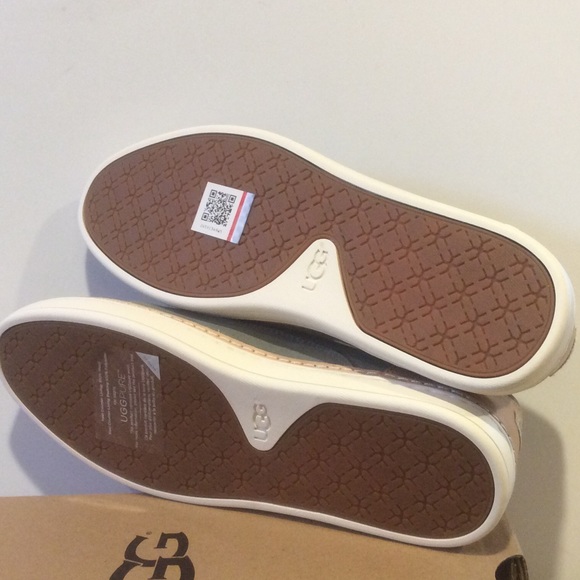 NIB ! UGG Australia Adley Slip-On - Picture 6 of 6