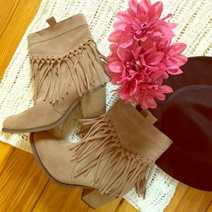 🍁Boho Grey faux-suede Cowgirl Fringe Boots Size 9