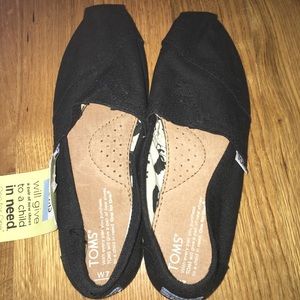 Brand new TOMS black canvas shoes size 7