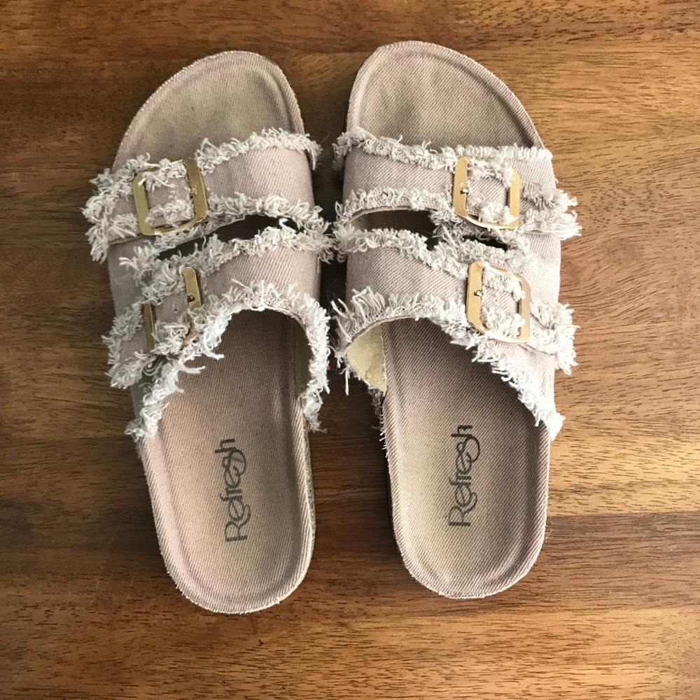 Too cute !   Frayed brush rose colored sandals 🎀