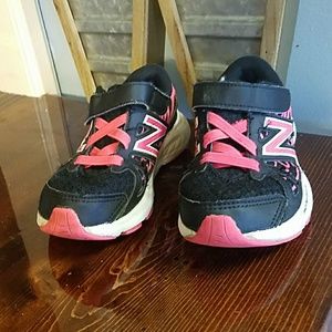 New Balance girls size 11 black and pink 690 v4