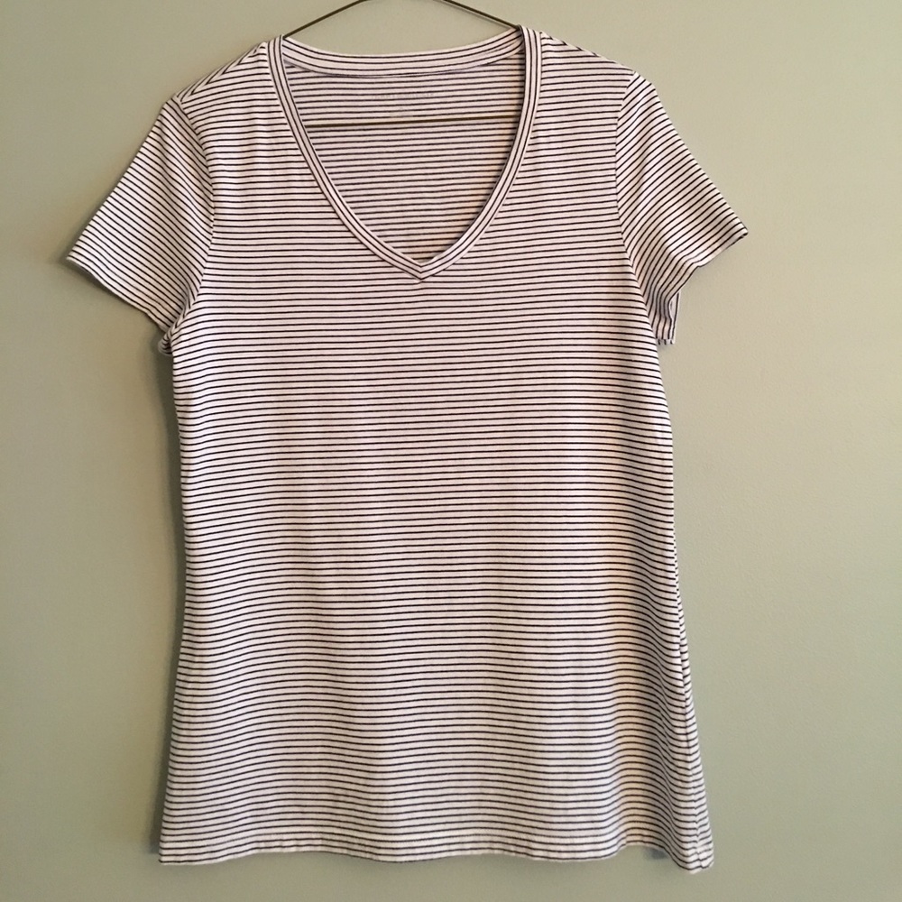 Cool Tommy Hilfiger V neck tee