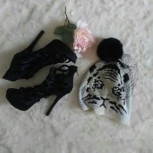 Tiger Beanie Hat with poof