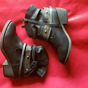 Maurices size 8 Joan Bootie - Black Faux Leather