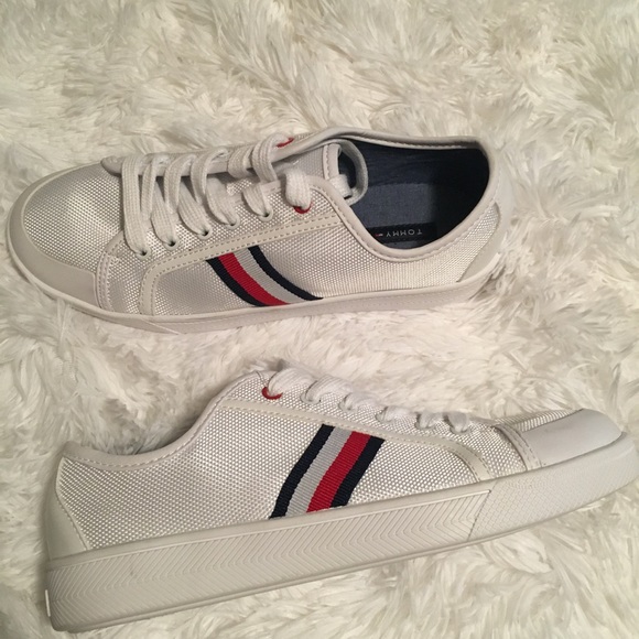 🚫SOLD ON Ⓜ️🚫New Tommy Hilfiger Trendy Sneakers - Picture 2 of 5