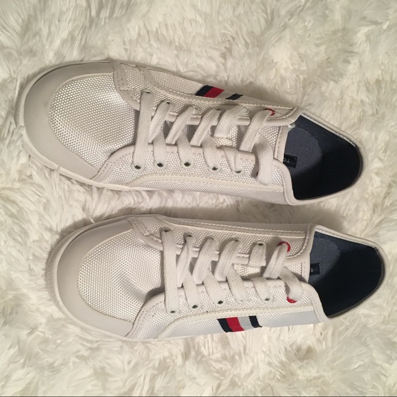 🚫SOLD ON Ⓜ️🚫New Tommy Hilfiger Trendy Sneakers - Picture 3 of 5