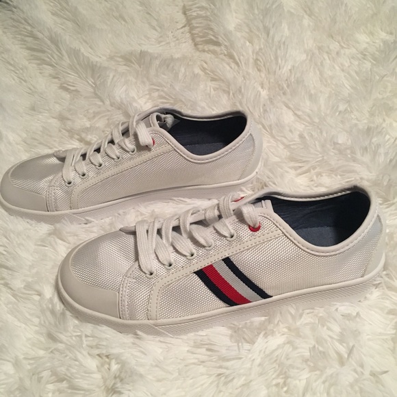 🚫SOLD ON Ⓜ️🚫New Tommy Hilfiger Trendy Sneakers - Picture 4 of 5