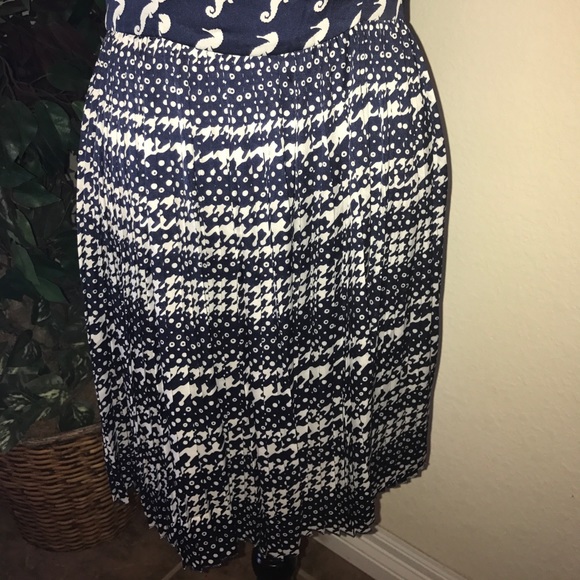 BCBG beautiful navy blue pleated dress. - Picture 5 of 5
