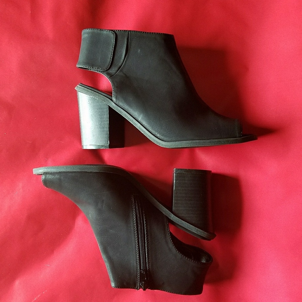 Maurices Black size 8 peep toe wedges