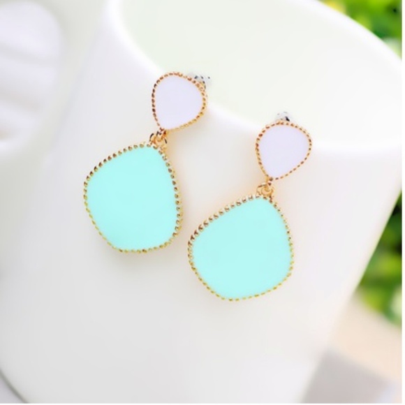 Beautiful Dangle Earrings - Picture 3 of 4