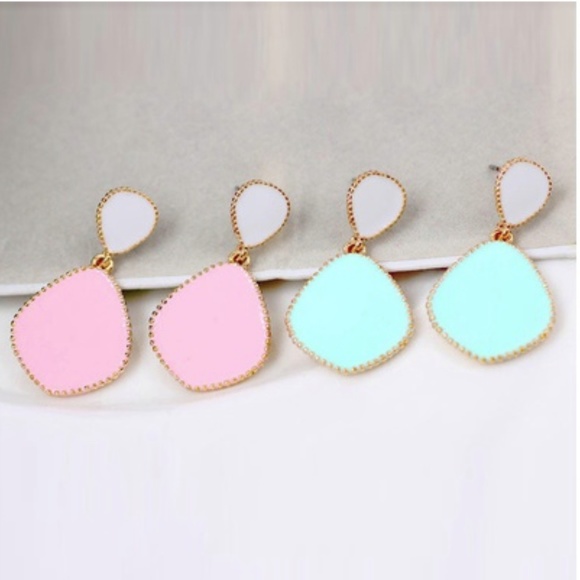 Boutique Jewelry - Beautiful Dangle Earrings