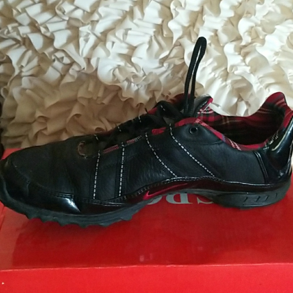 NIKE ATHLETIC SHOES