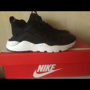 Nike women's Air Huarache Run Ultra Sz 8