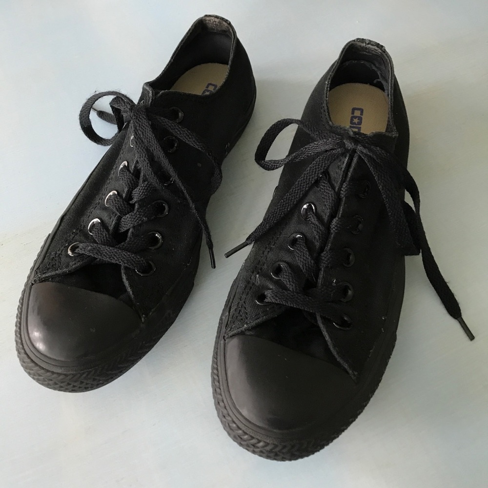Converse solid Black low tops