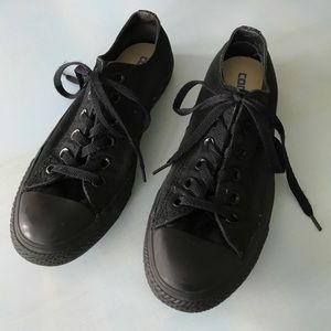 Converse solid Black low tops