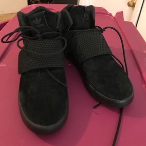 Black hi top adidas men's sz 8 women's 10