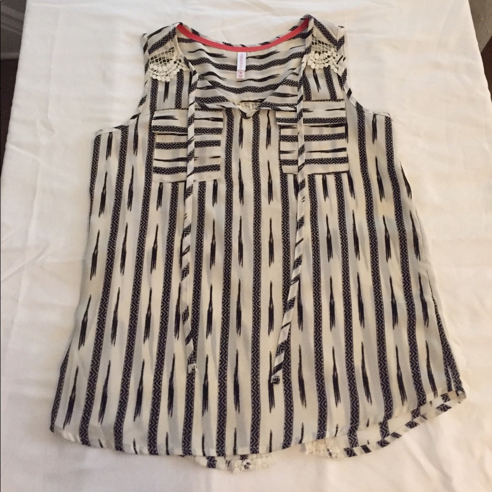 Xhiliration Black and White Size M Top