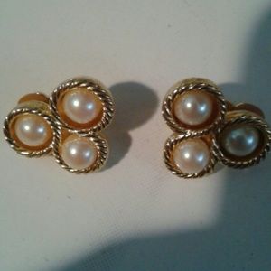 Richelieu vintage pearl clip earrings