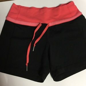 LULULEMON NWOT SHORTS BLACK/CORAL SIZE 4