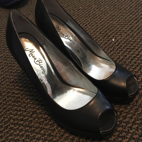 Black Peakaboo Heals - Picture 2 of 4