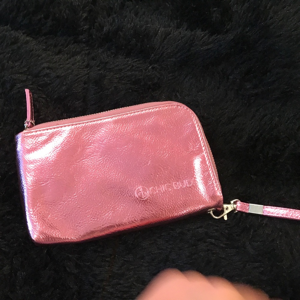 Charger/wristlet