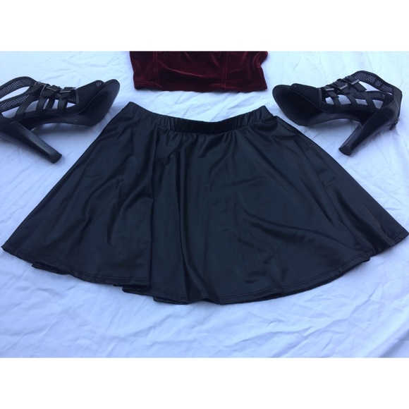 🚫SOLD🚫 Faux leather skirt - Picture 2 of 4