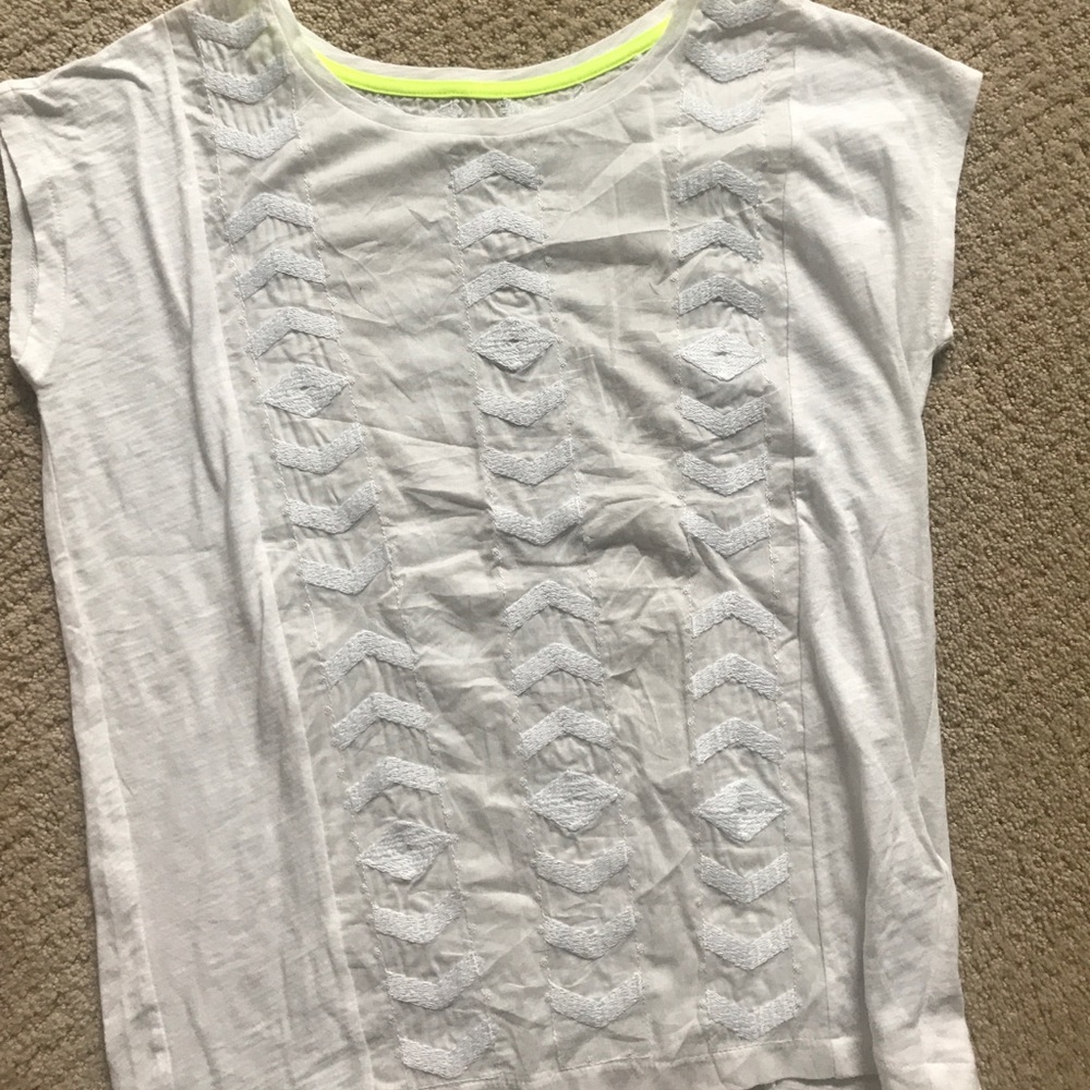 Super cute white tee