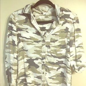 Super fun Bella Dahl camo 3/4 sleeve top