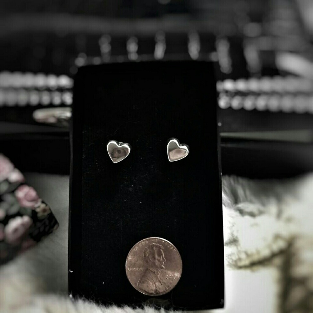 SOLD SOLD 💜💜Heart shape stud earrings 💜💜