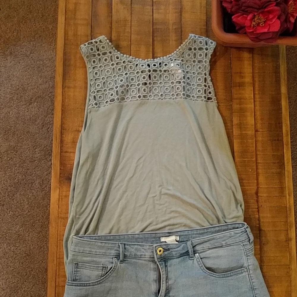 H&m green key hole design top