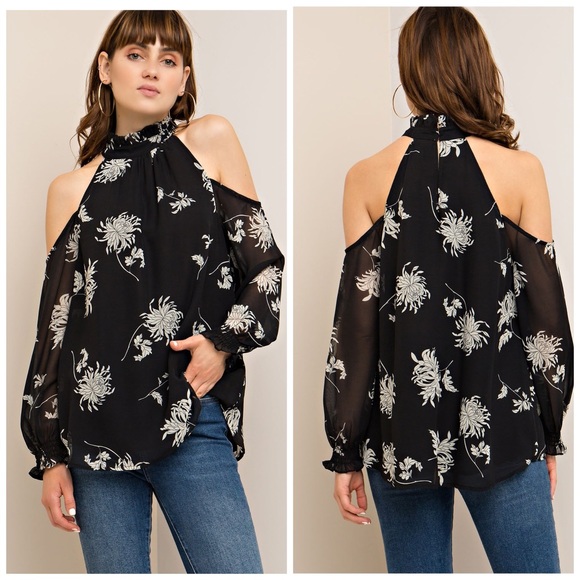 LAST 1! 💕💕 Stunning black cold shoulder Tunic - Picture 2 of 4