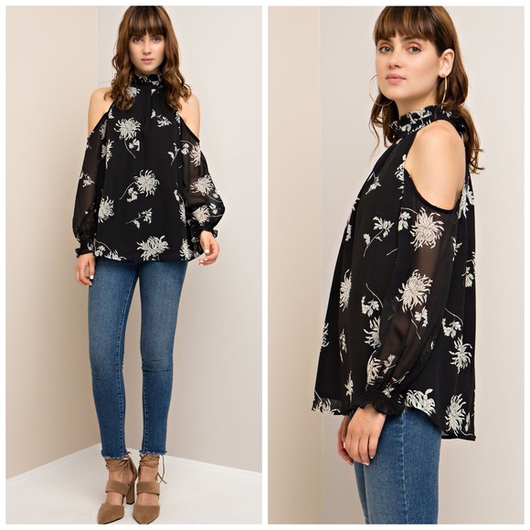 LAST 1! 💕💕 Stunning black cold shoulder Tunic - Picture 3 of 4