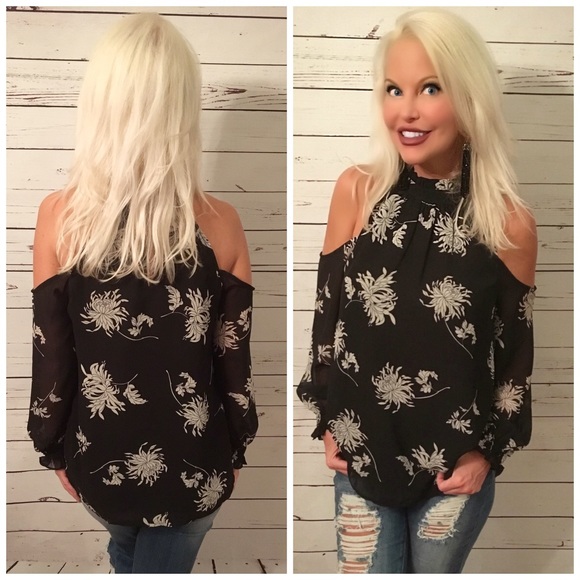 LAST 1! 💕💕 Stunning black cold shoulder Tunic - Picture 4 of 4
