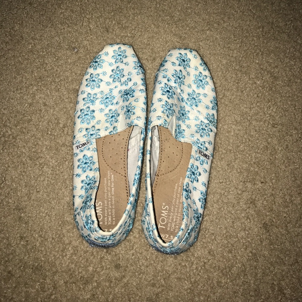 TOMS SHOES