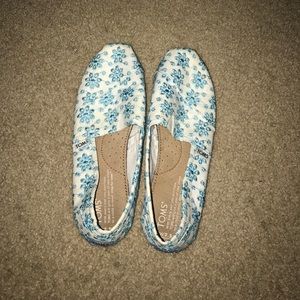 TOMS SHOES