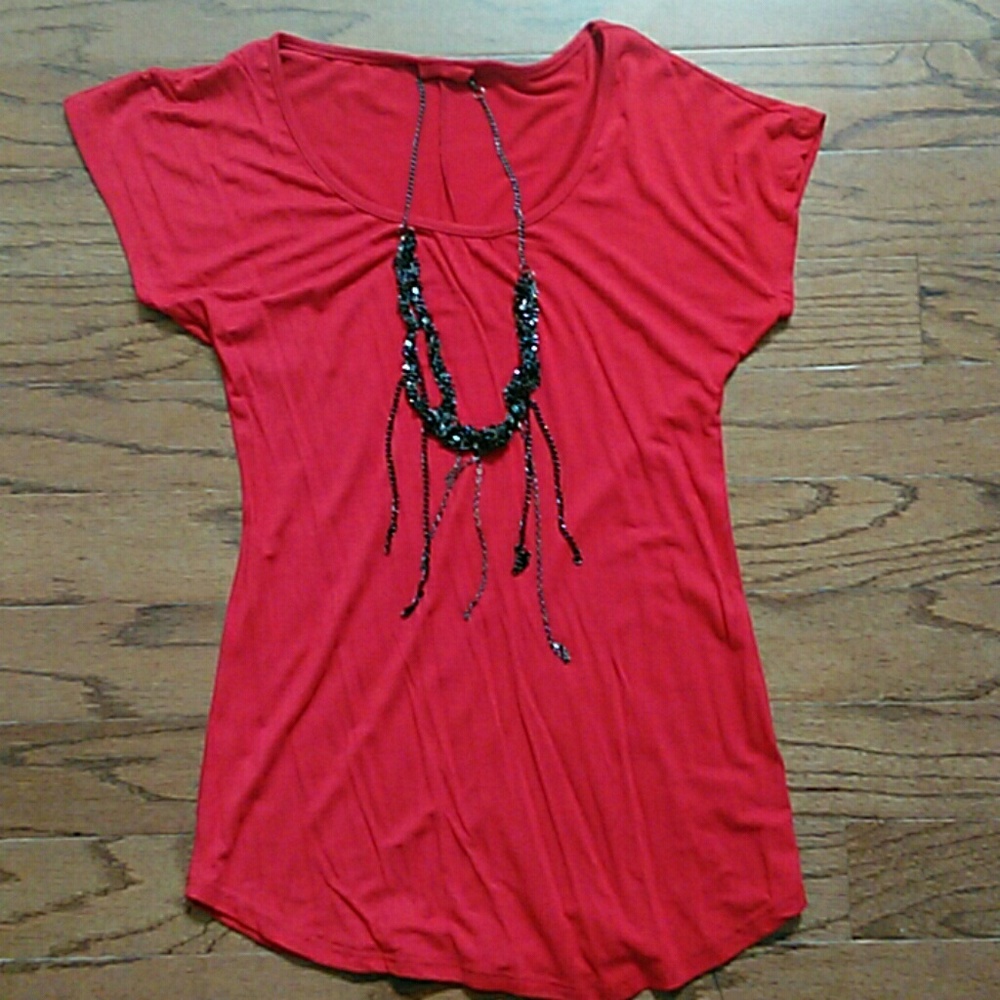 Super cute shirt with built-in necklace