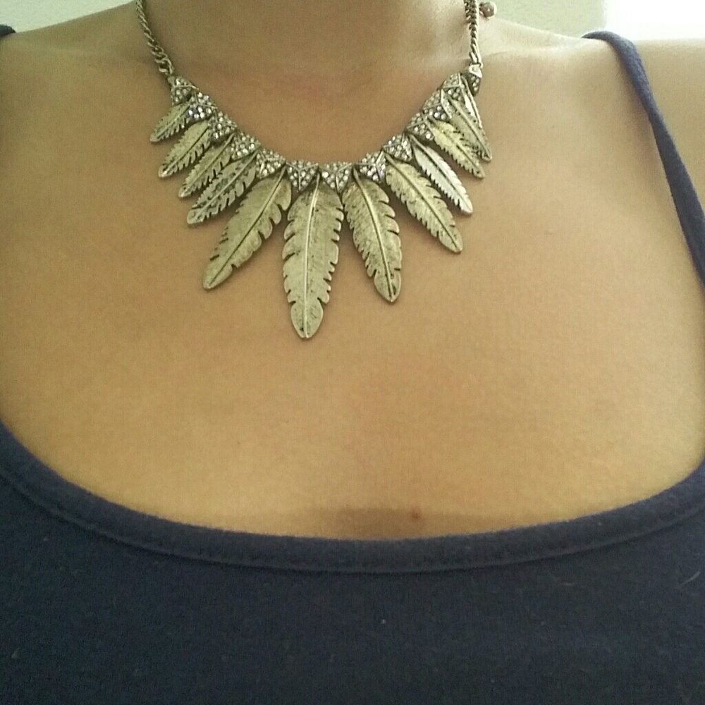 *FINAL PRICE*Leaf rhinestone necklace.