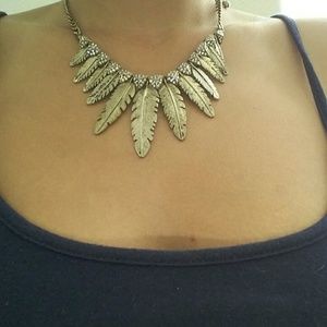 *FINAL PRICE*Leaf rhinestone necklace.