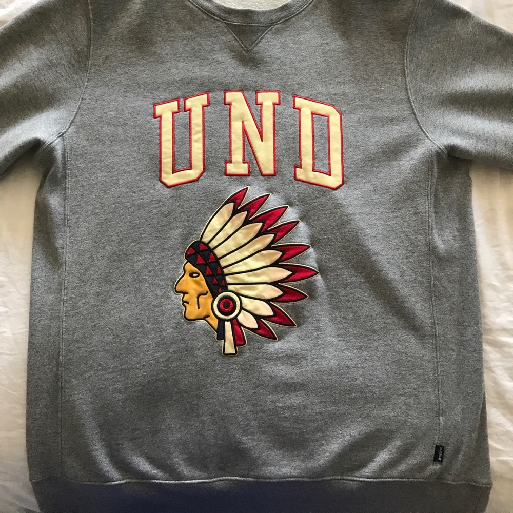 UNDEFEATED Crewneck XL NEW