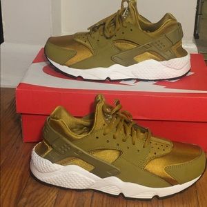 Nike Huarache Bronzine (women's)