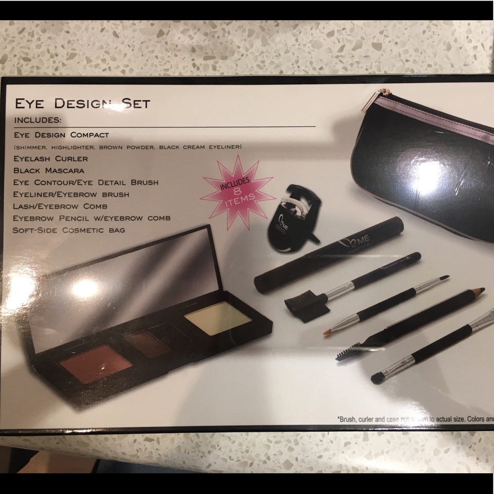 Makeover Essentials kit - Picture 2 of 6