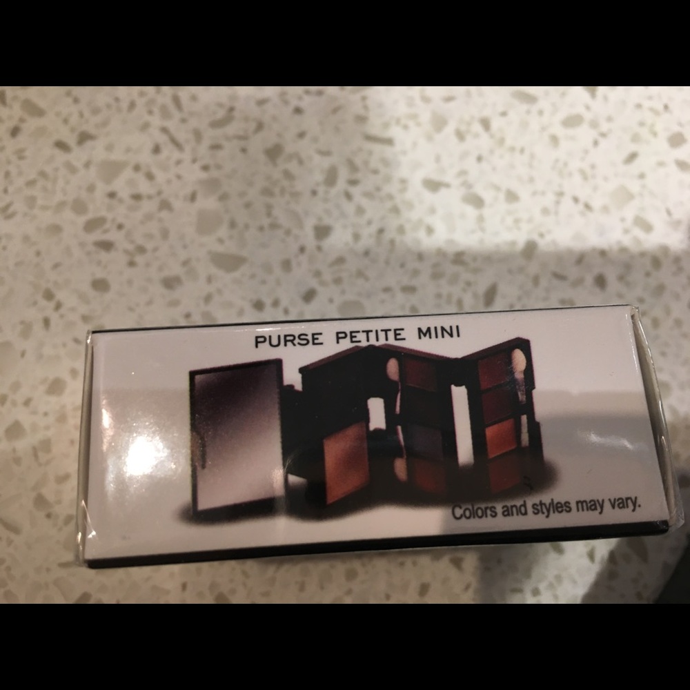 Makeover Essentials kit - Picture 4 of 6