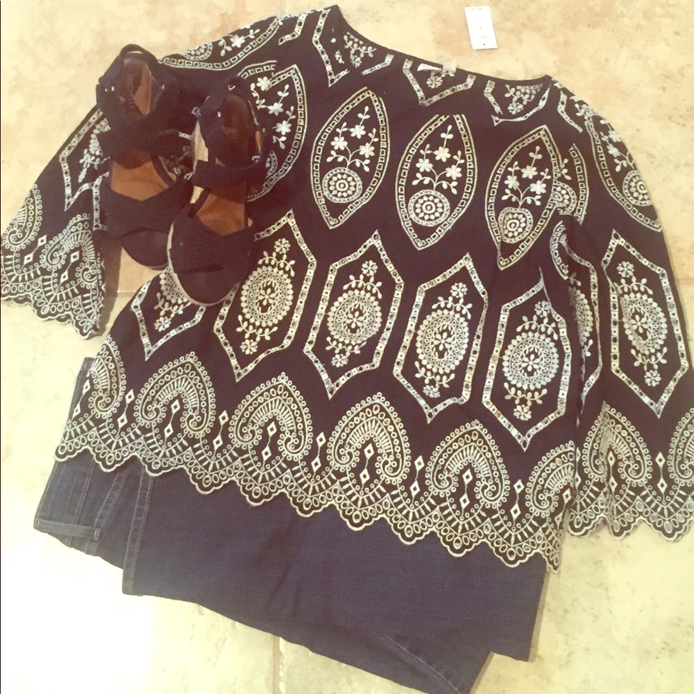 NWT Embroidered Gap Top